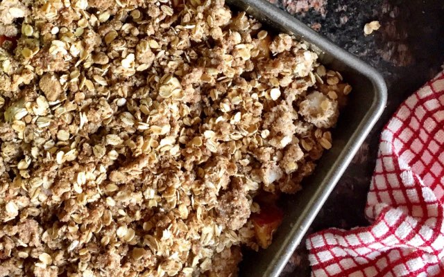 A baking pan filled with a fruit crisp.