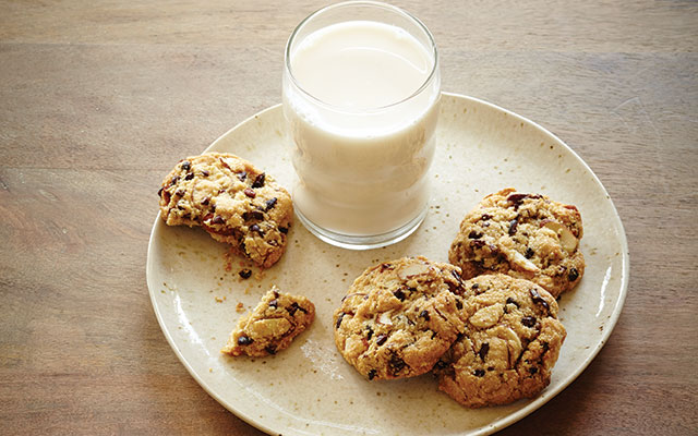 Almond-Milk-and-cookies