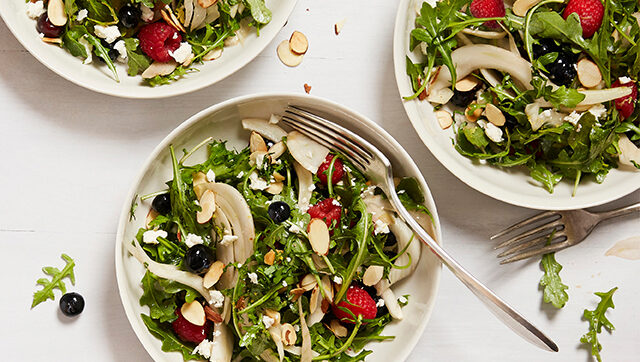 Arugula-Fennel-Salad-With-Berries-and-Lemony-Balsamic-Vinaigrette