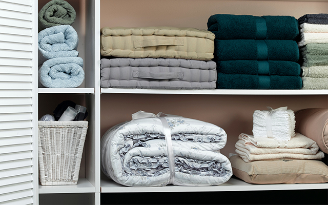 linen-closet-towels-clutter-organizing