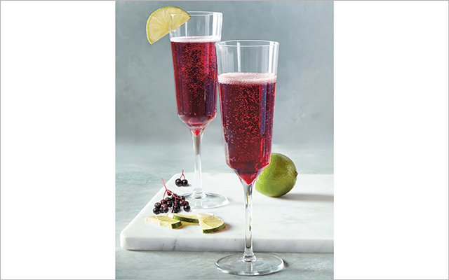 Elderberry_Fizz in glasses with limes