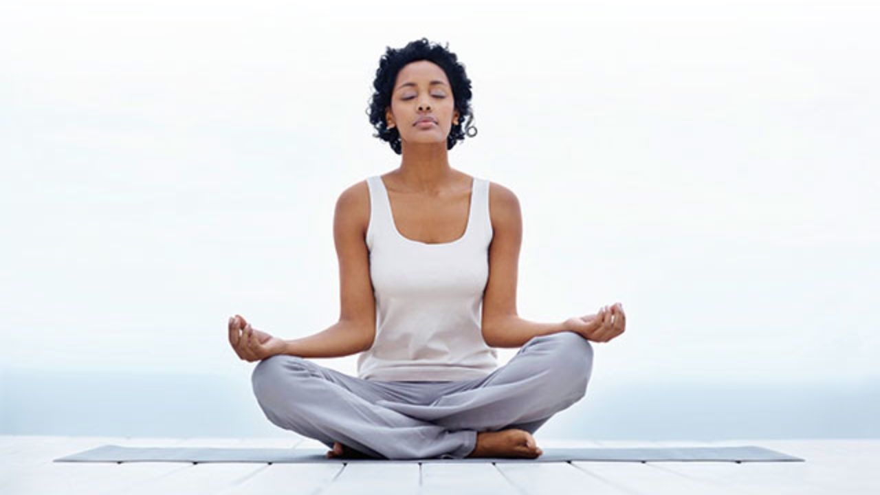 Слушать утреннюю медитацию. Медитирующий человек. Медитация для похудения. Стресс медитация. Женщина в позе лотоса.