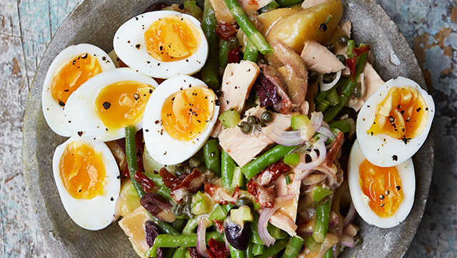 Salade Niçoise With Tuna, Green Beans, Potatoes, and Sun-Dried Tomatoes