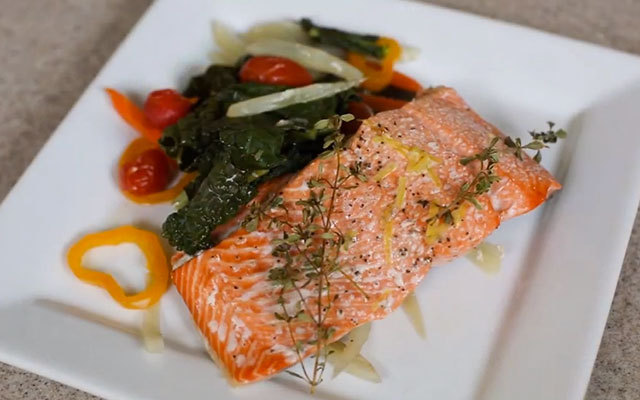Salmon and Veggies Baked in Parchment (Video)