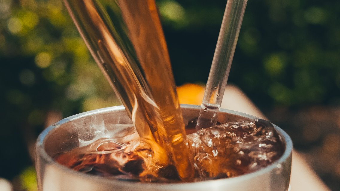 An image of ice tea being poured into a glass.
