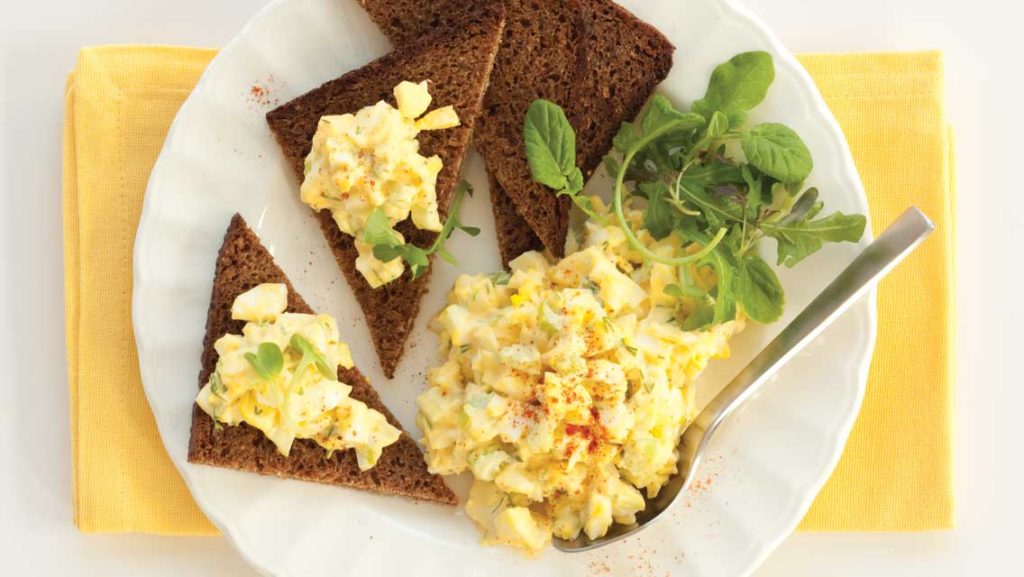 egg salad with rye bread
