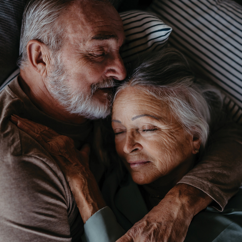 nd25-hf-pleaure-snuggle-1470213279-mobile a senior couple snuggling