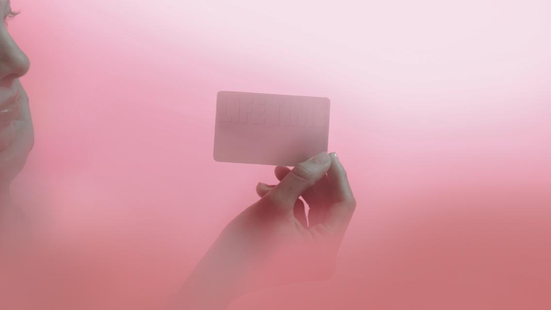 woman holding a gift card