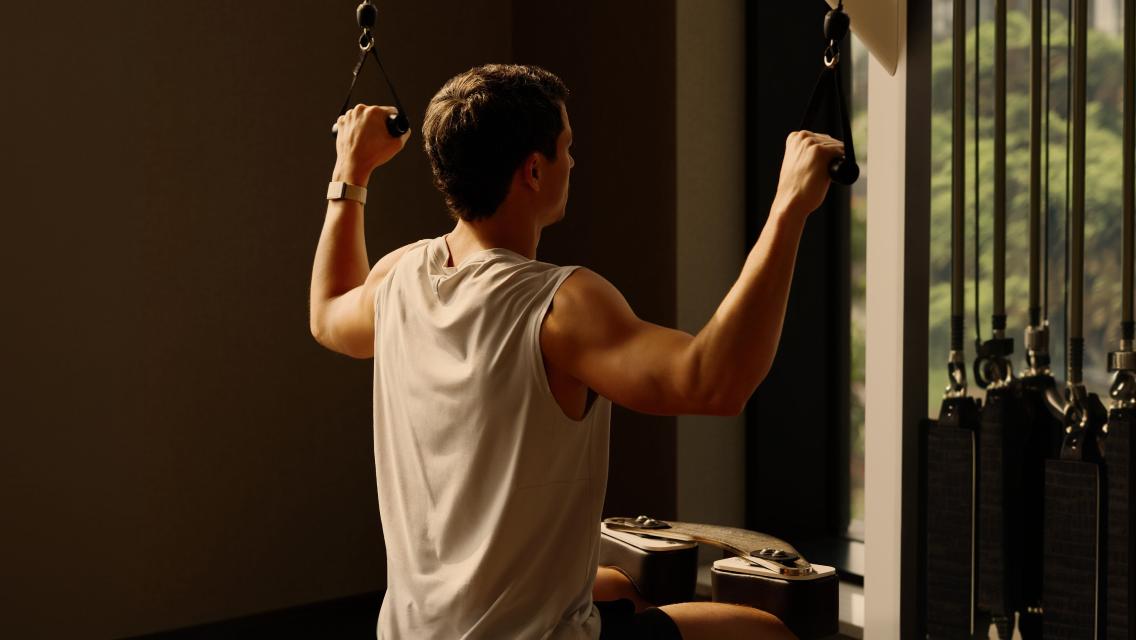 man doing lat pull down
