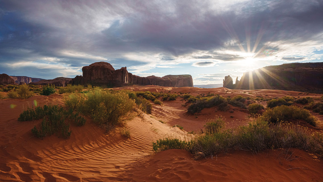 The Mittens and Merrick Buttes in Tse’Bii’Ndzisgaii (Monument Valley) Navajo Tribal Park in the Navajo Nation.
