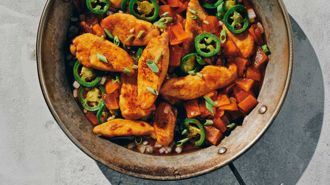 Chicken with mango jalapenos in a skillet.