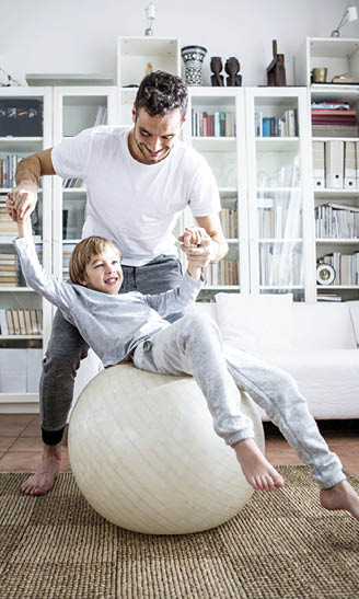 Familie macht gemeinsam Sport und Gymnastik im Wohnzimmer  Familie  Lifestyle  Deutschland