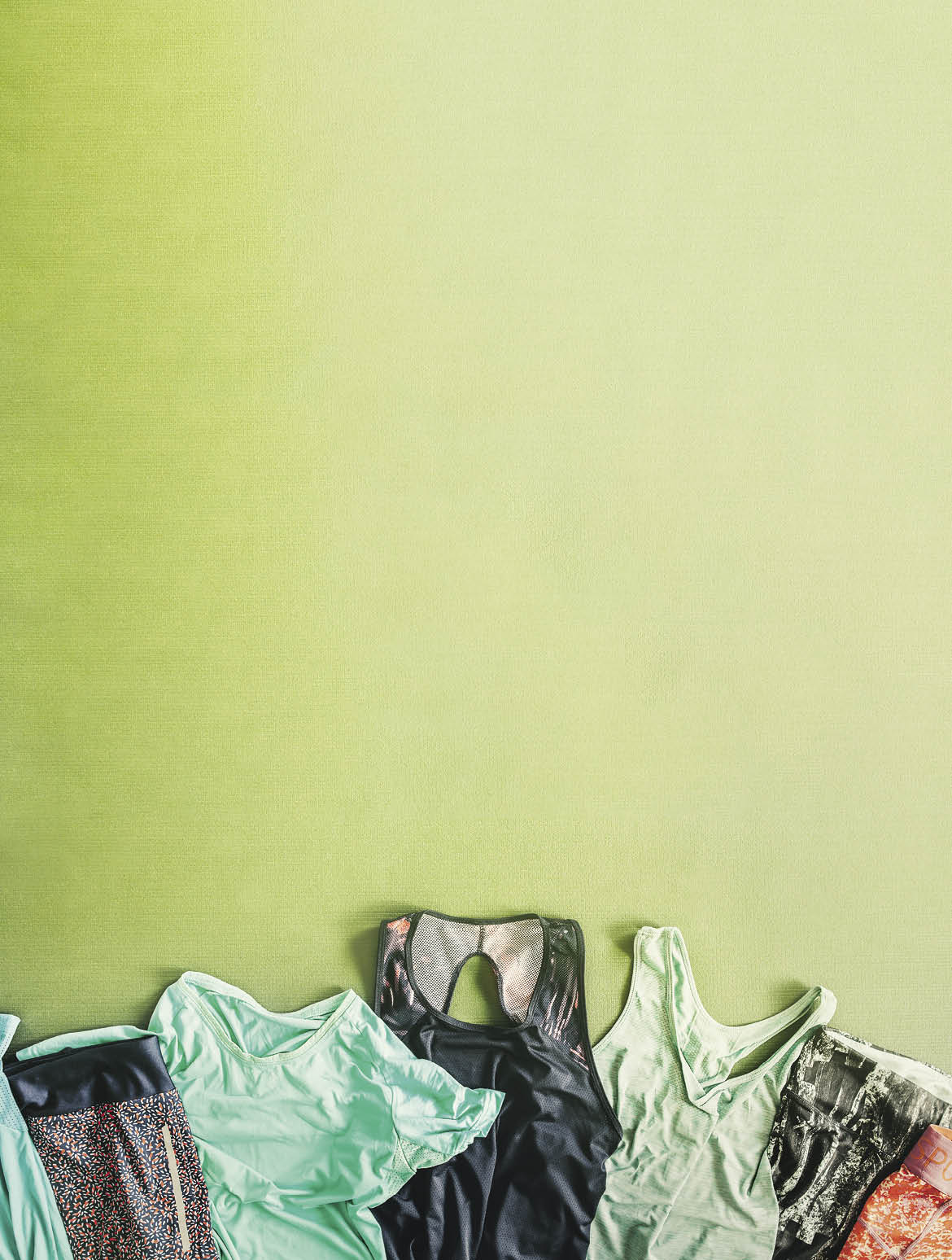 Sets of the fitness sport clothes are on the training joga mat