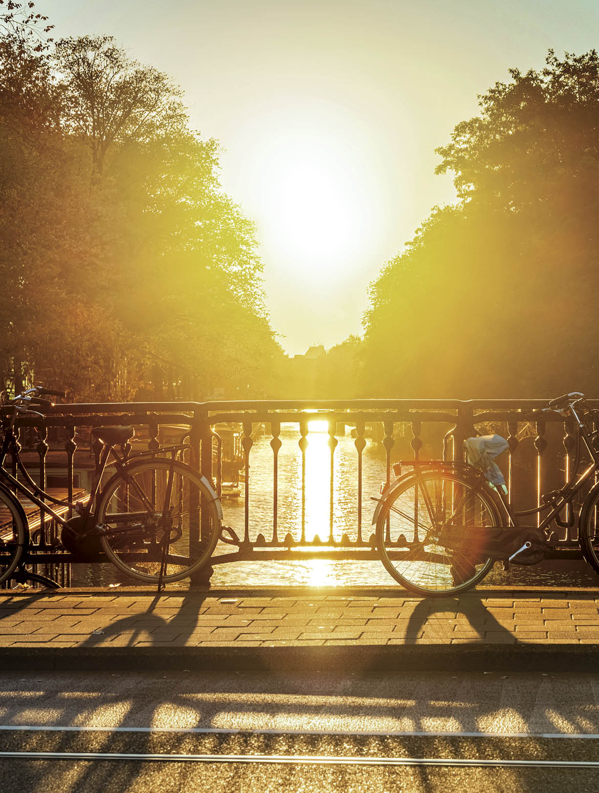 10 October 2018, Amsterdam, the Netherlands: Depending on the season, the sun can set in parallel with a canal of Amsterdam and this can be a unique sight to watch  In this picture, the Nieuwe Prinsengracht canal in the autumn sunset 
